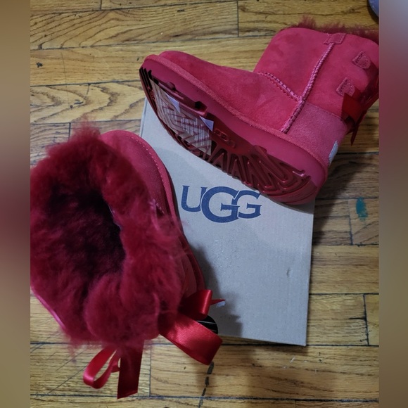 NWOB UGG Toddler Girls Red Bow Boots size 9 - Picture 2 of 2